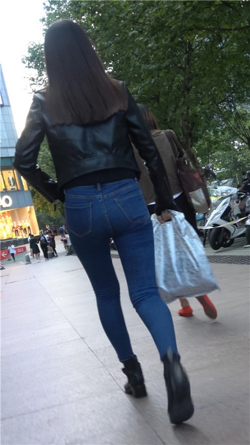 皮衣牛仔裤小姐姐[991M/MP4]