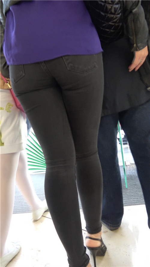 黑色牛仔裤妹子[876M/MP4]