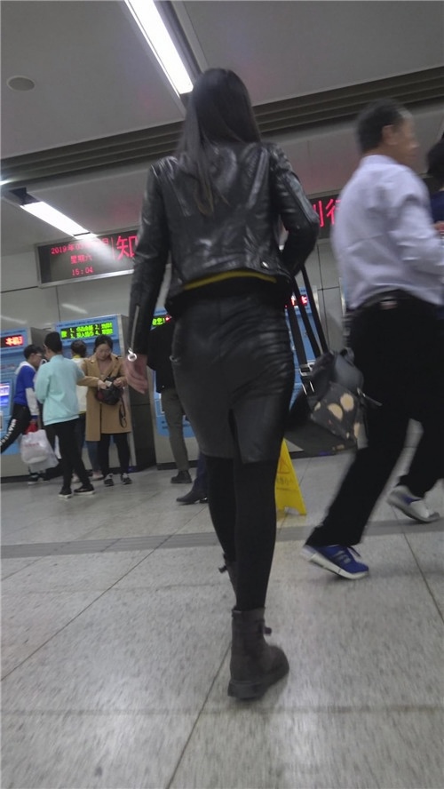 黑色皮裙妹子[842M/MP4]