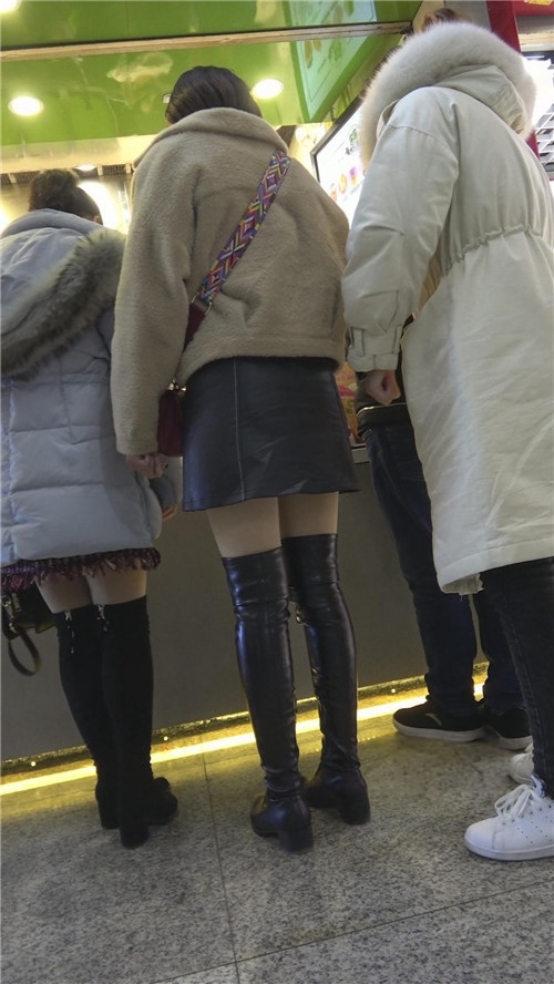 黑色皮裙妹子[842M/MP4]