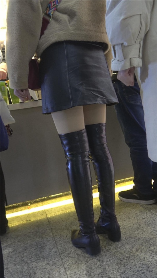 黑色皮裙妹子[842M/MP4]