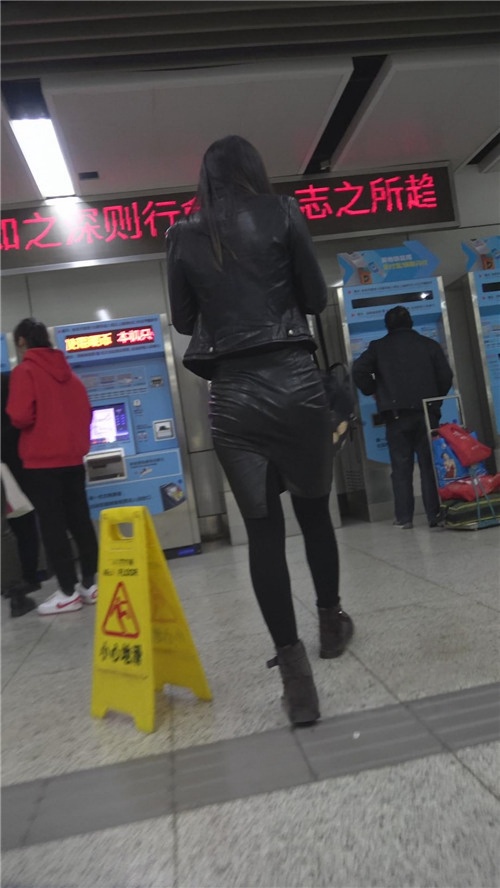 黑色皮裙妹子[842M/MP4]