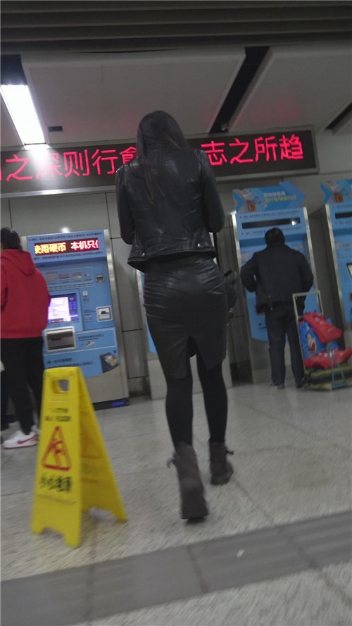 黑色皮裙妹子[842M/MP4]