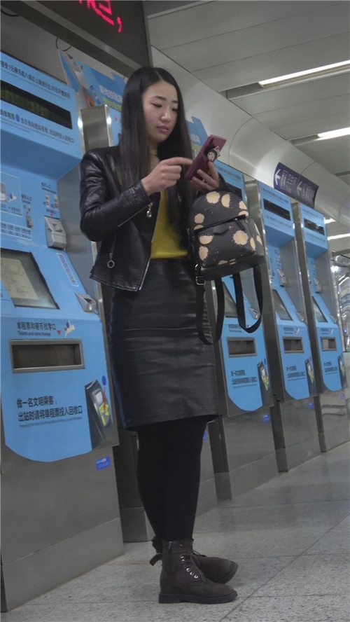 黑色皮裙妹子[842M/MP4]