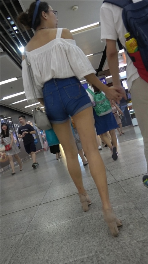 牛仔热裤长腿妹子[975M/MP4]