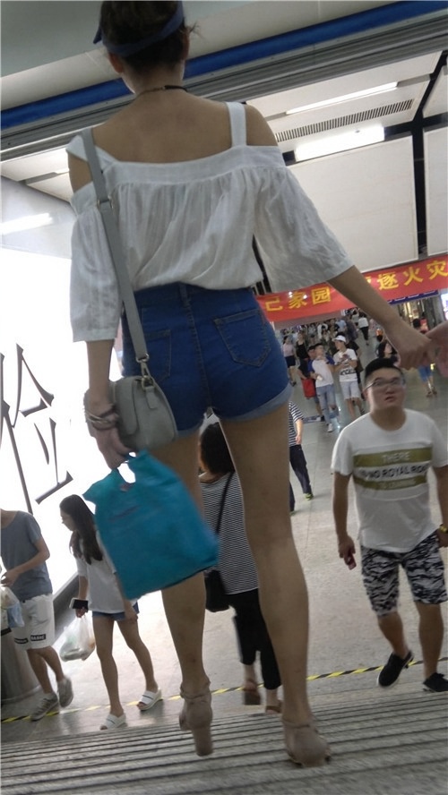 牛仔热裤长腿妹子[975M/MP4]