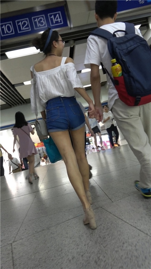 牛仔热裤长腿妹子[975M/MP4]