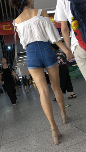 牛仔热裤长腿妹子[975M/MP4]