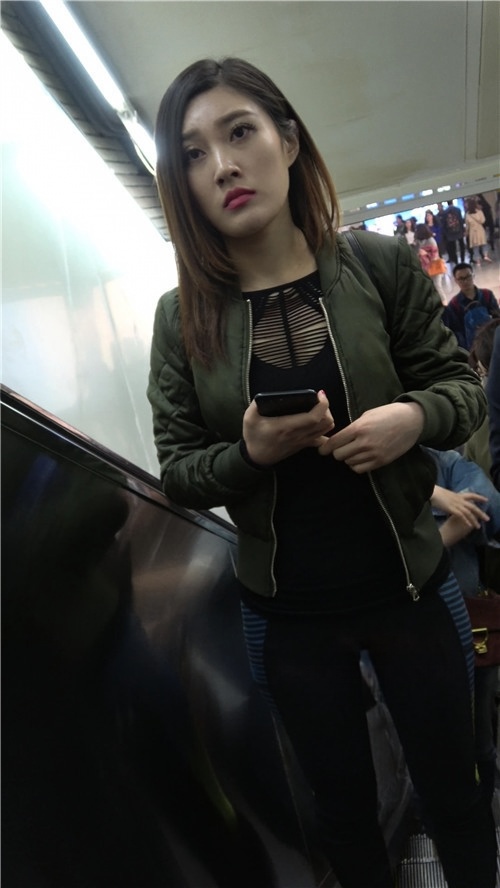 短发紧身裤小姐姐[1.31G/MP4]