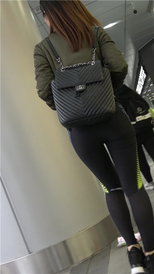 短发紧身裤小姐姐[1.31G/MP4]