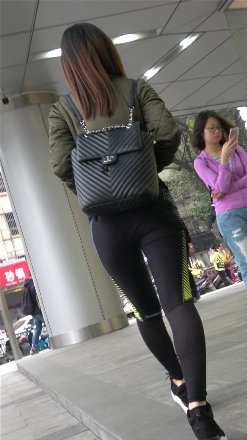 短发紧身裤小姐姐[1.31G/MP4]