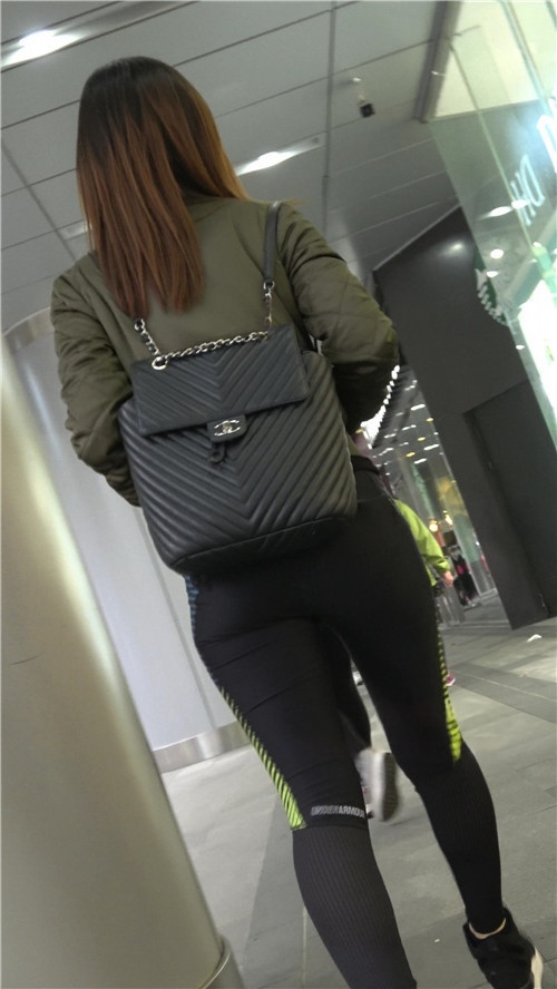 短发紧身裤小姐姐[1.31G/MP4]