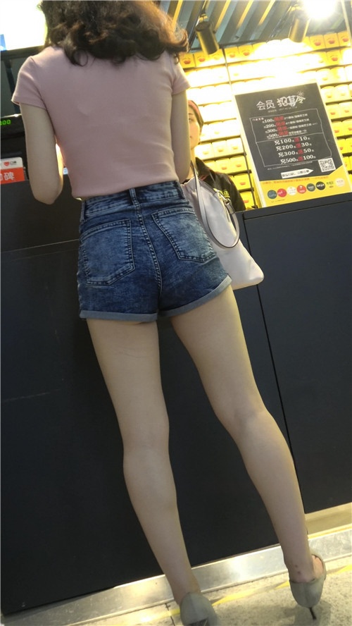 粉衣热裤小姐姐[1.68G/MP4]