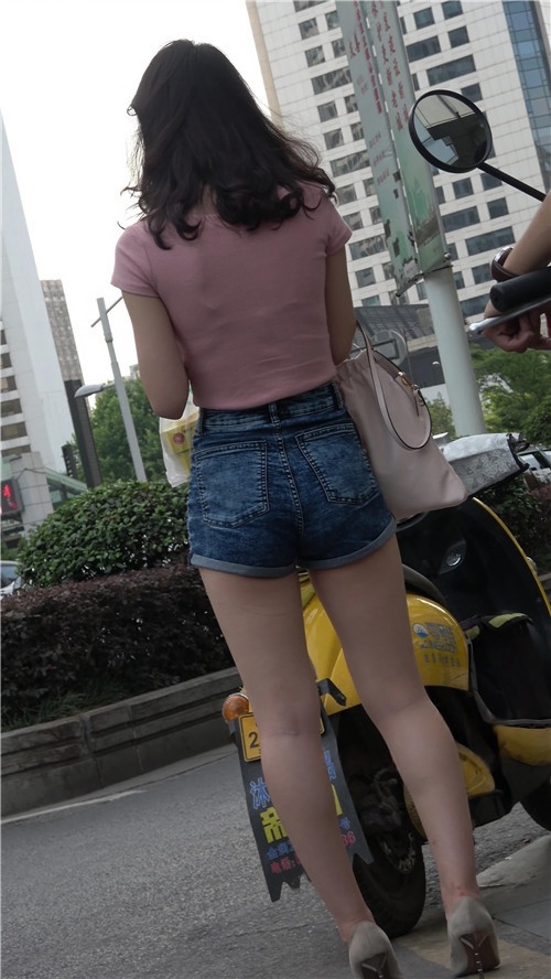 粉衣热裤小姐姐[1.68G/MP4]