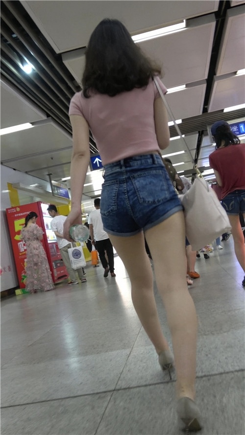 粉衣热裤小姐姐[1.68G/MP4]