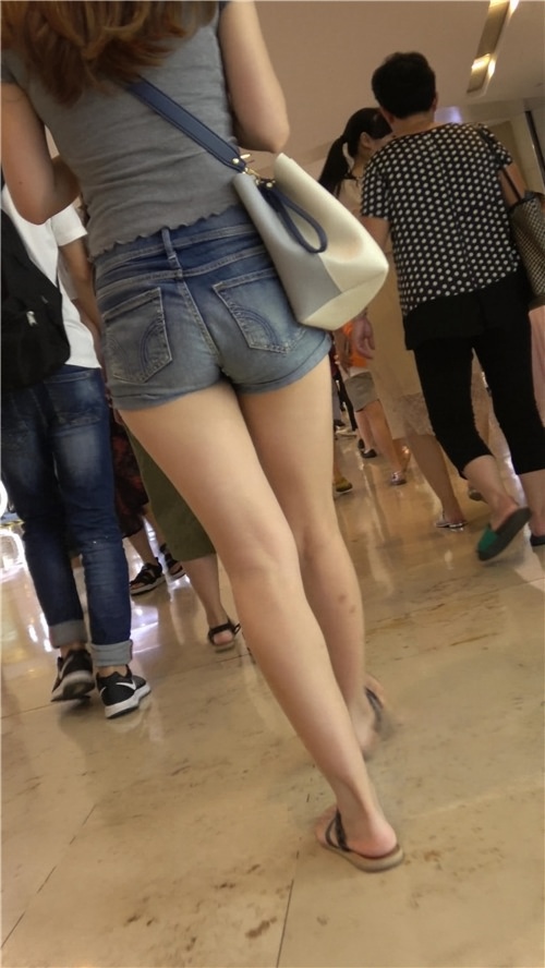 牛仔热裤妹子[994M/MP4]