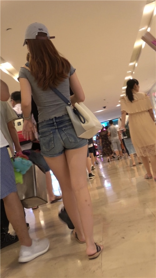 牛仔热裤妹子[994M/MP4]