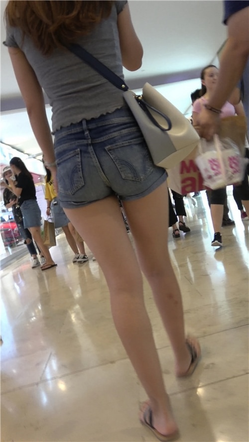 牛仔热裤妹子[994M/MP4]