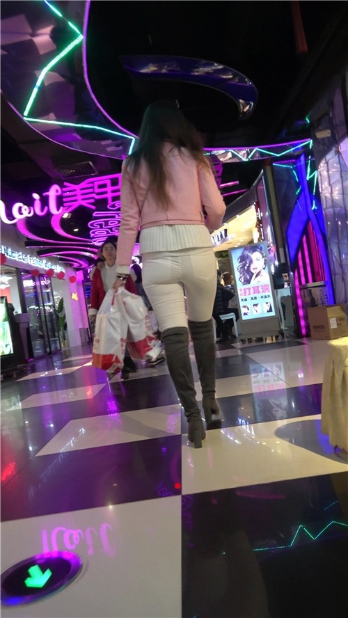 粉衣白裤紧身裤美女[891M/MP4]