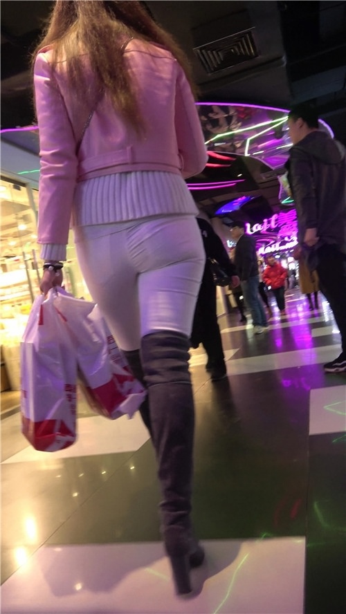 粉衣白裤紧身裤美女[891M/MP4]