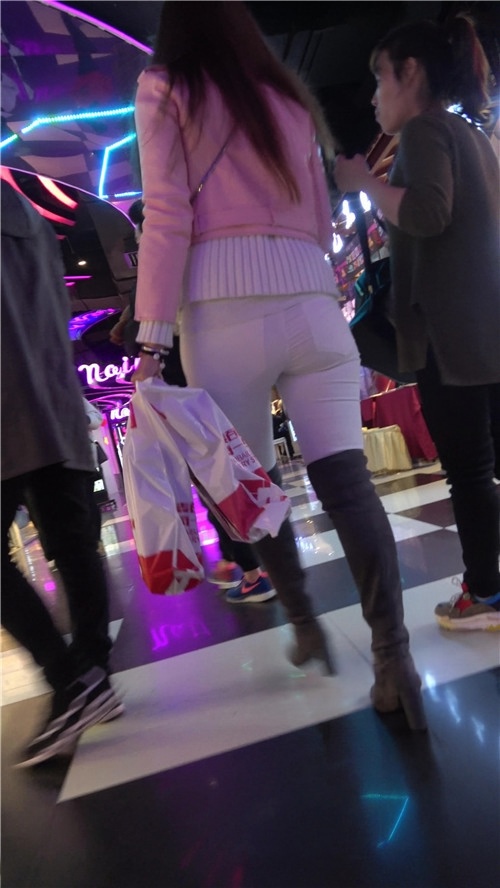 粉衣白裤紧身裤美女[891M/MP4]