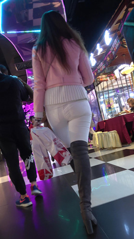 粉衣白裤紧身裤美女[891M/MP4]