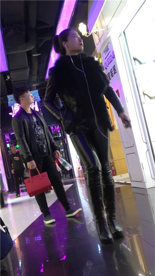 紧身皮裤美女[1009M/MP4]