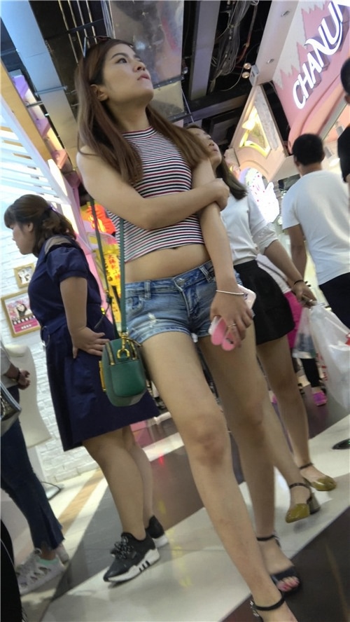 牛仔热裤妹子[908M/MP4]