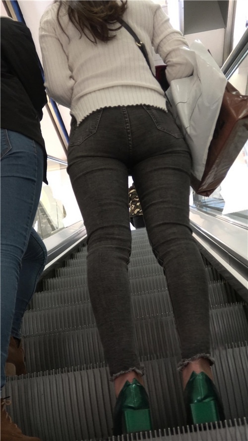 黑色牛仔裤美女[889M/MP4]