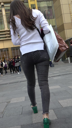 黑色牛仔裤美女[889M/MP4]