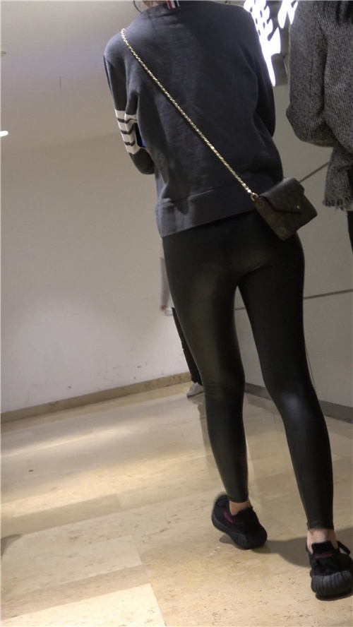 漂亮的长腿皮裤美女[542M/MP4]