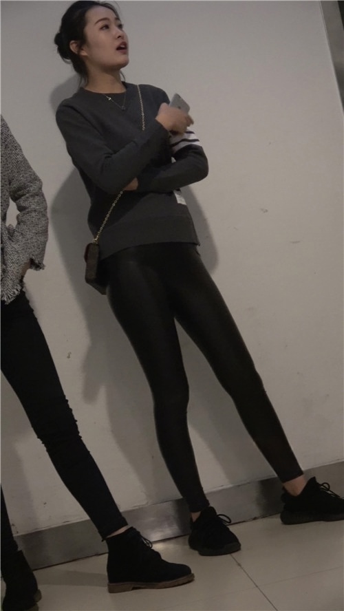 漂亮的长腿皮裤美女[542M/MP4]