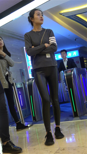 漂亮的长腿皮裤美女[542M/MP4]