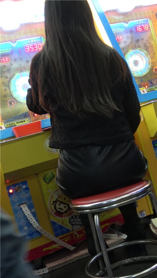 街拍黑靴皮裙美女[920M/MP4]