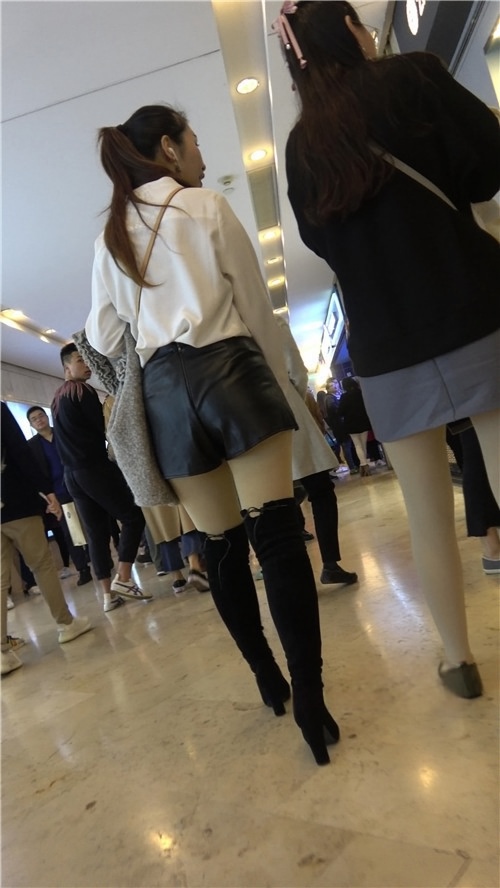 黑色高靴皮裤肉丝美女[1.43G/MP4]