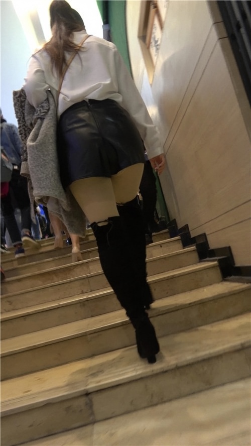 黑色高靴皮裤肉丝美女[1.43G/MP4]