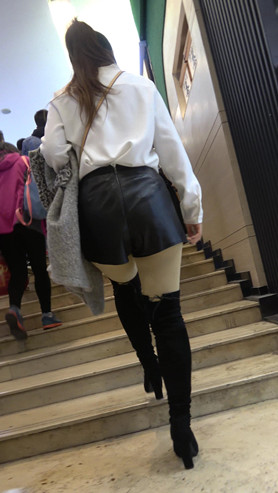 黑色高靴皮裤肉丝美女[1.43G/MP4]