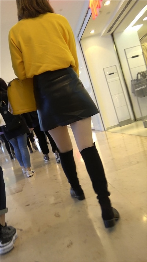 漂亮的黑丝皮裙美妇[808M/MP4]