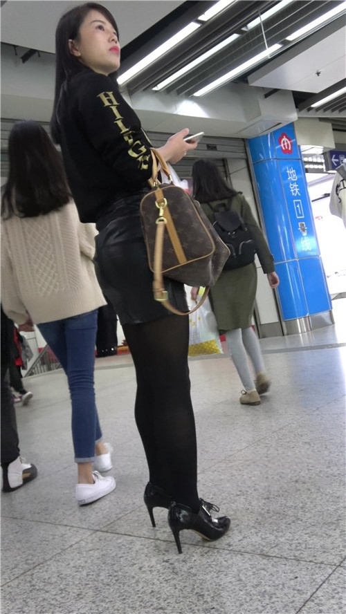 漂亮的黑丝皮裙美妇[808M/MP4]