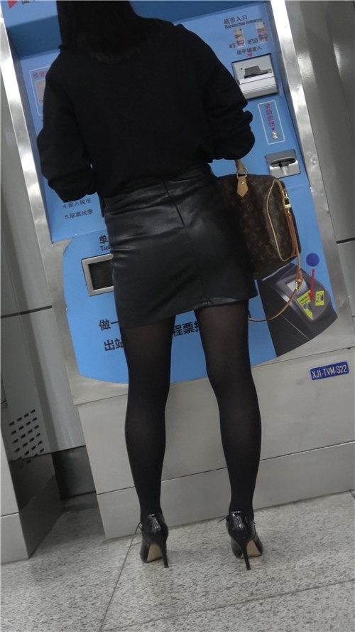 漂亮的黑丝皮裙美妇[808M/MP4]