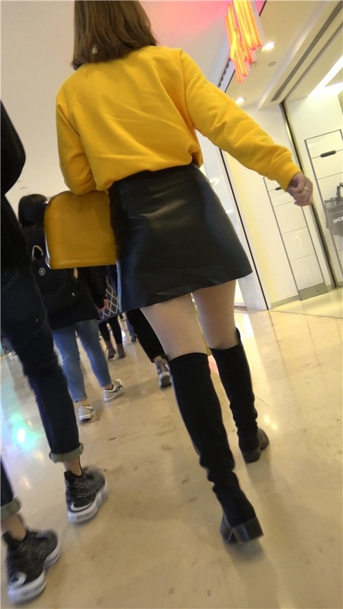 漂亮的黑丝皮裙美妇[808M/MP4]