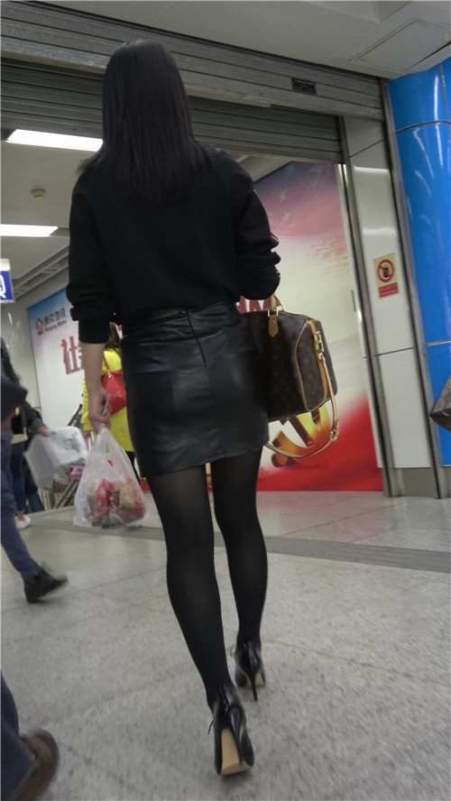 漂亮的黑丝皮裙美妇[808M/MP4]