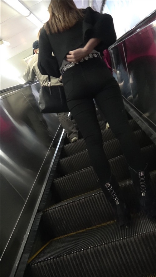 漂亮的黑紧裤美女[900M/MP4]