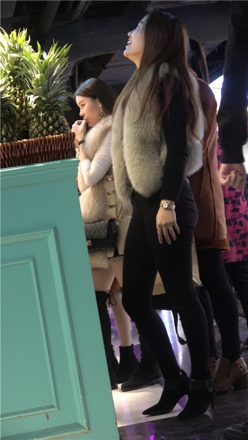 漂亮的黑紧裤美女[900M/MP4]