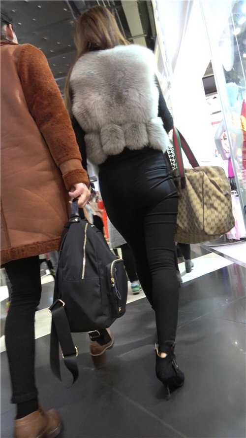 漂亮的黑紧裤美女[900M/MP4]