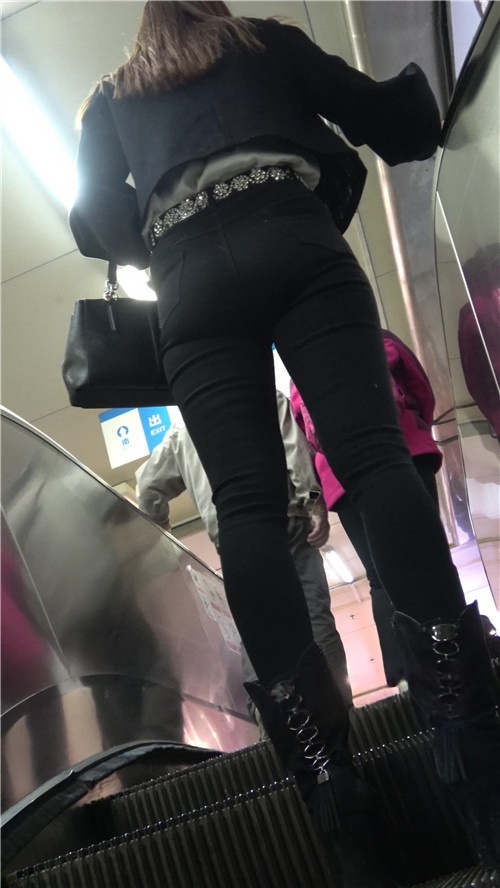 漂亮的黑紧裤美女[900M/MP4]