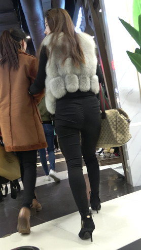 漂亮的黑紧裤美女[900M/MP4]