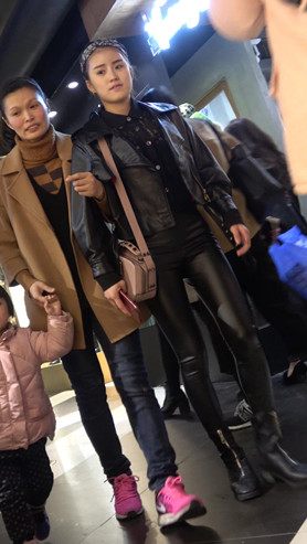 漂亮的紧身皮裤女孩[1.04G/MP4]