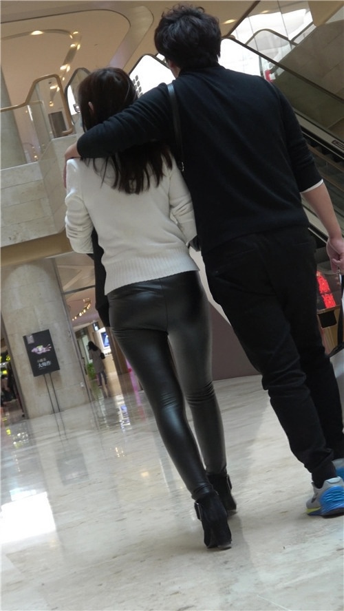 白衣黑皮裤妹子[645M/MP4]