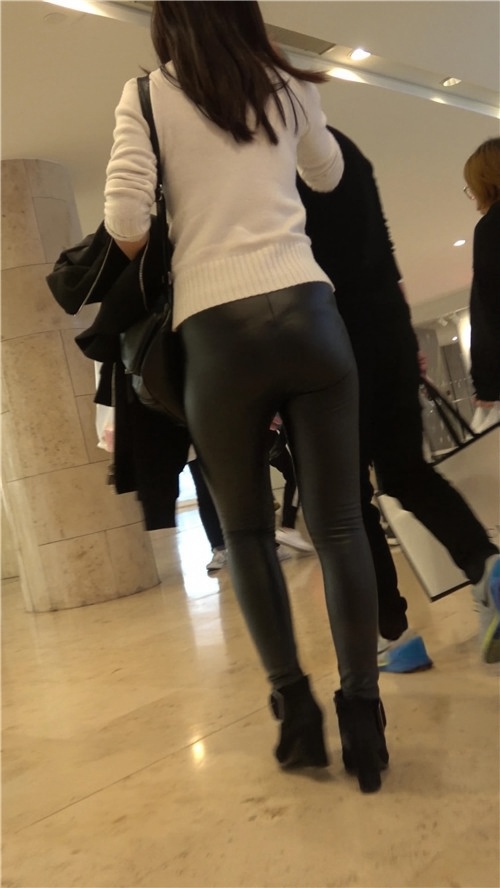 白衣黑皮裤妹子[645M/MP4]